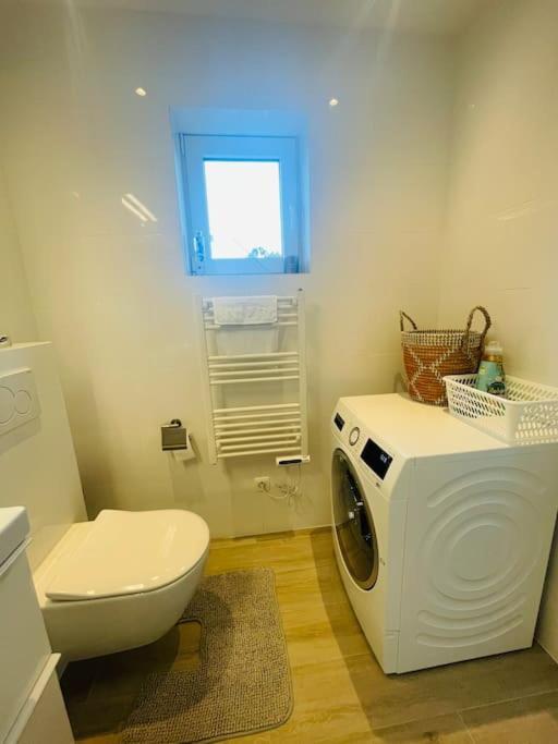 Prachtig Guesthouse Met Gratis Parkeren Maasmechelen Eksteriør bilde